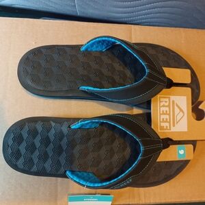 Reef Size 9 men's the ripper sandals in black/blue.